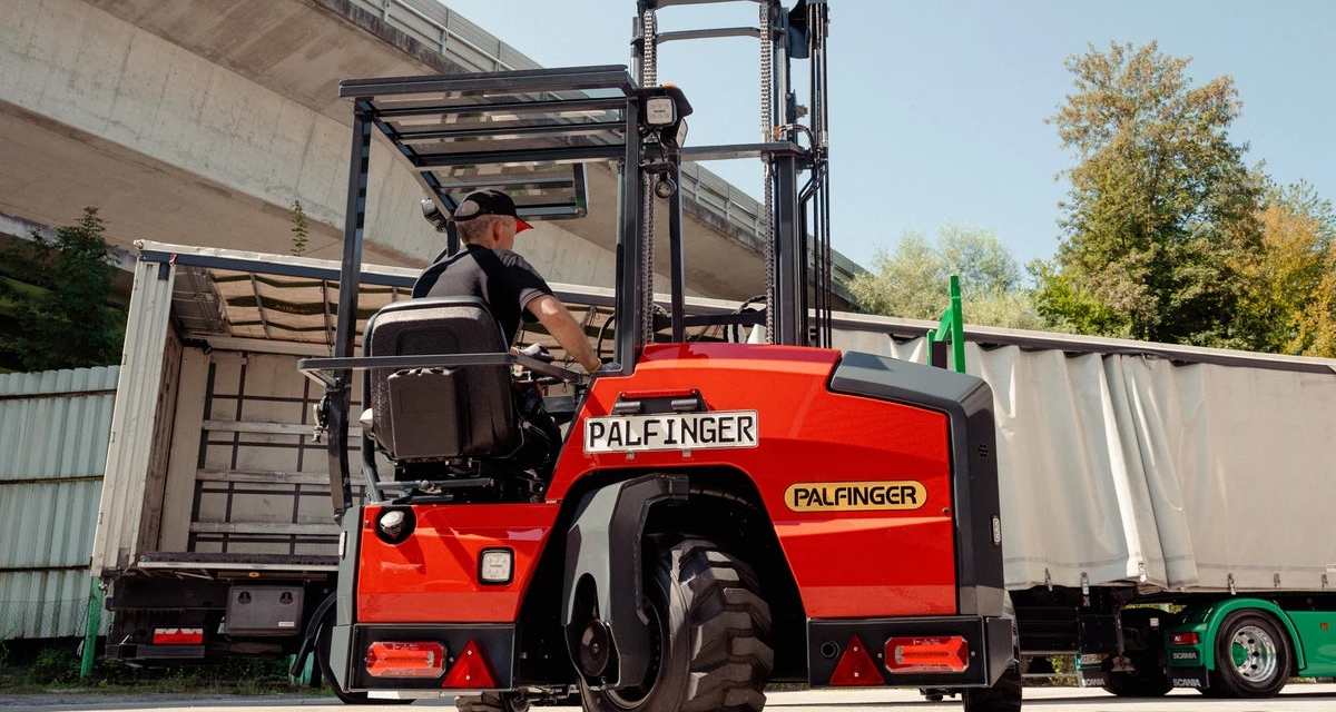 PALFINGER Unveils Truck-mounted Cranes for Urban Construction