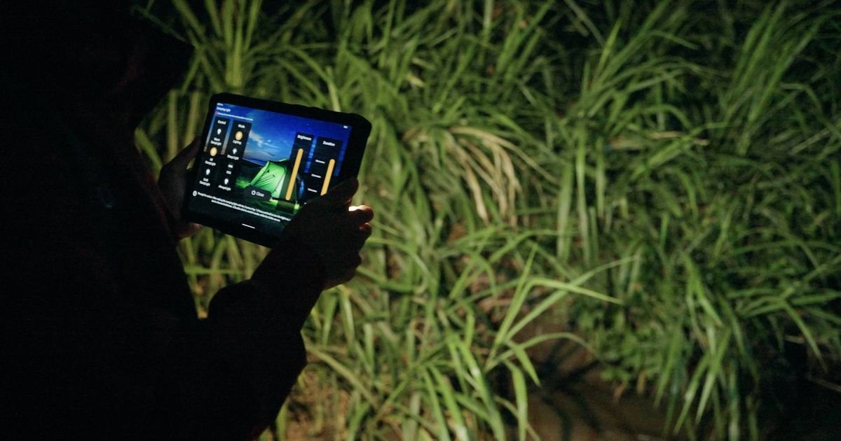 Double LED lights and warning lights make the 5th generation of the iPhone Armor Pad smart.