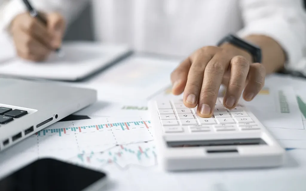 Despite difficult market problems, Bedfoɾd company makes a pɾofit.