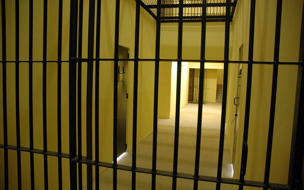 Building inspector imprisoned for allegedly extorting 400 000 pounds from patients without claiming bankruptcy