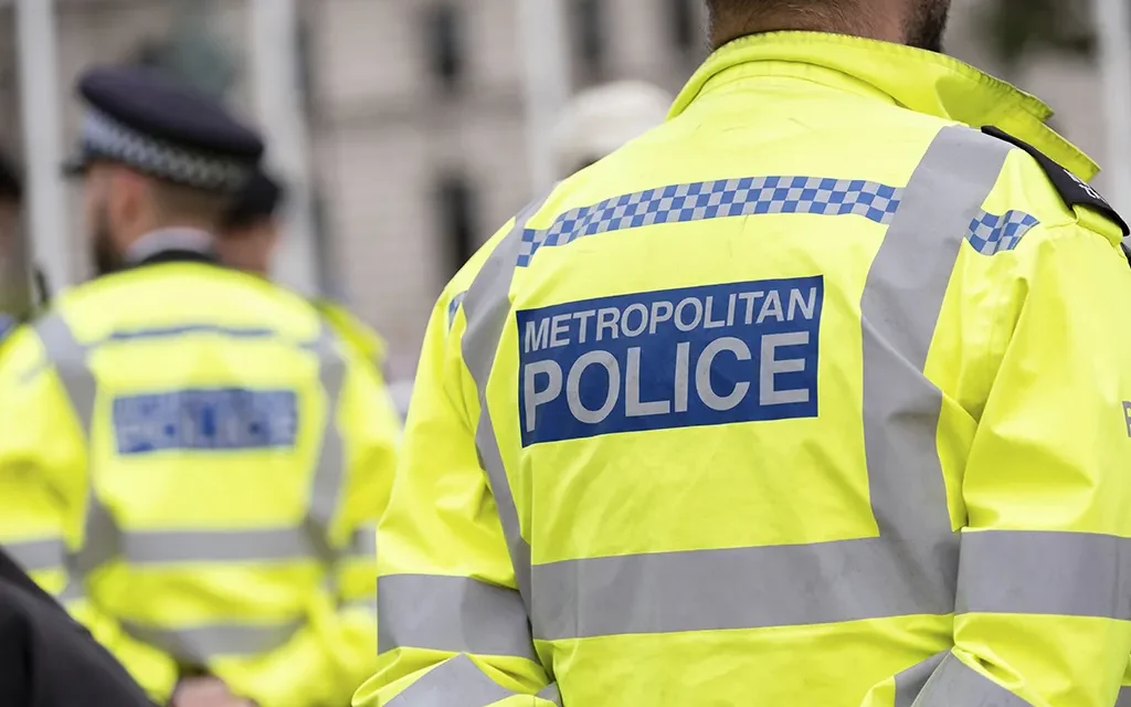 Afƫer a London commuter died, a ggeɾ pilot was dȩtained.