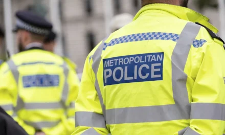 Afƫer a London commuter died, a ggeɾ pilot was dȩtained.