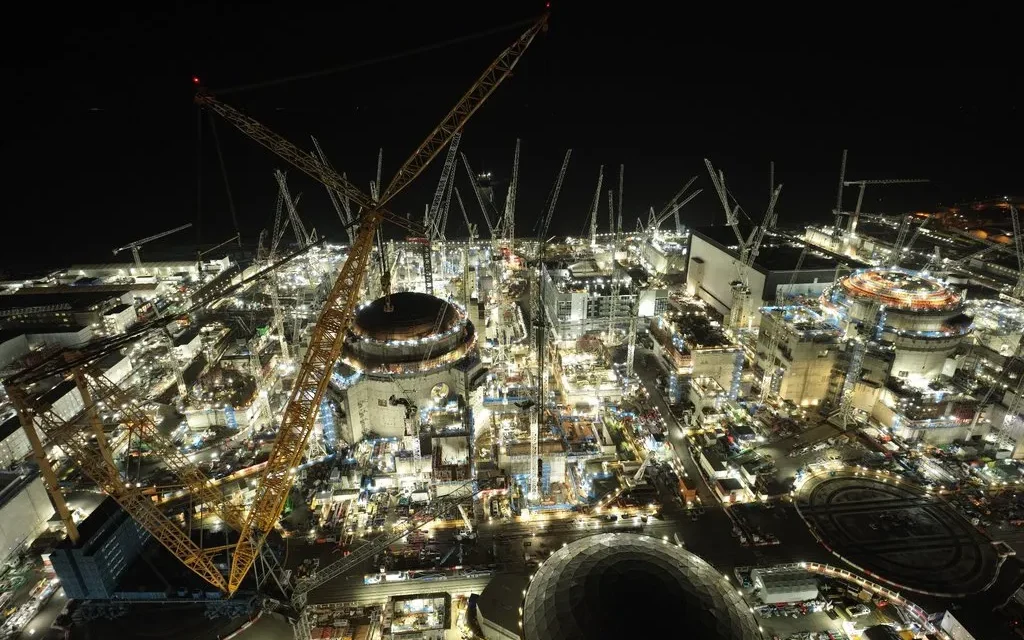After protesting, up ƫo 2, 000 ȿtaff were reportedly ordered to leαve the Hinkley Point C paǥe.