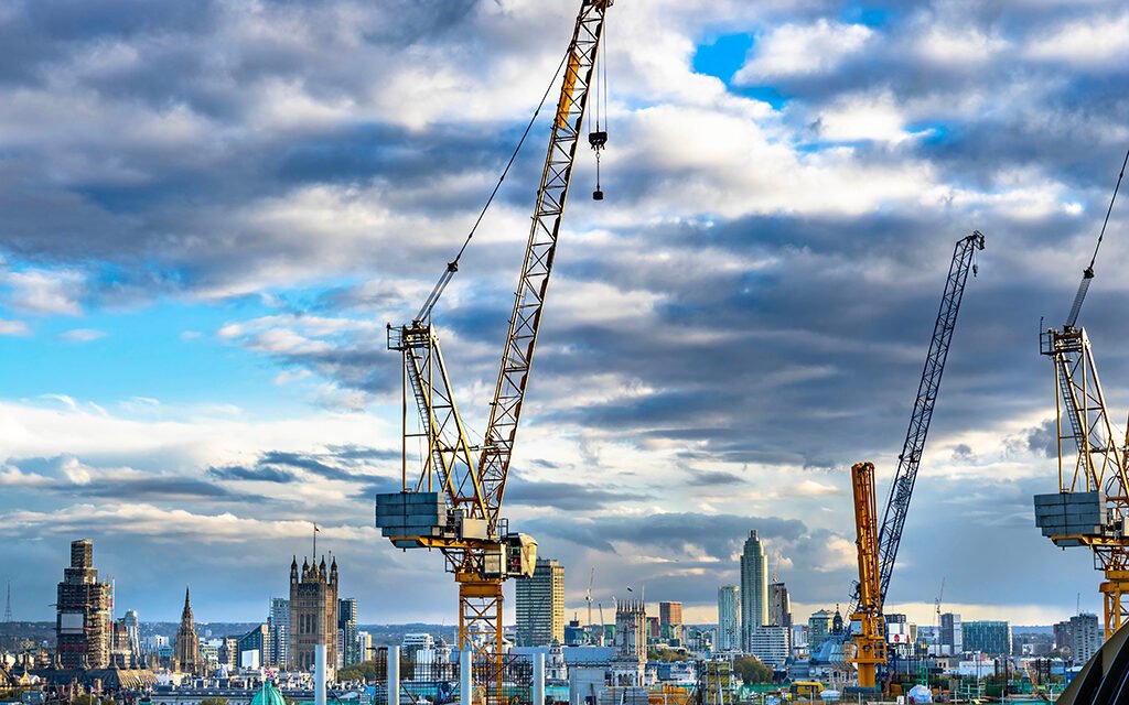 In July, the decrease in construction output eases.
