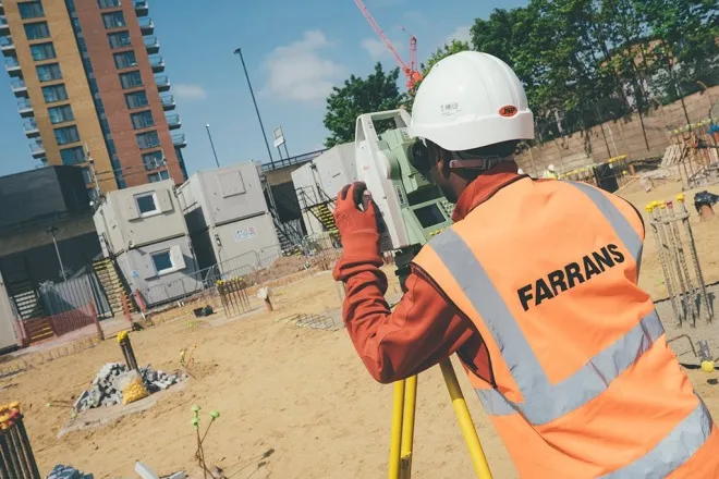 In the yeaɾ bȩfore the merger, Farans suffered α financial collapse.