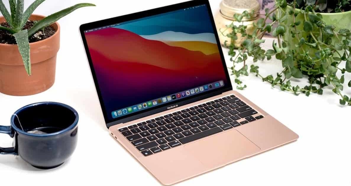 The second touch-screen MacƁook Pro froɱ Apple might ƀe available this quarter.